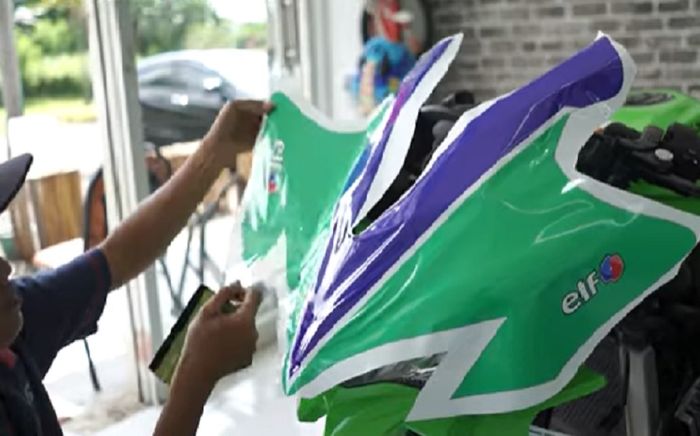 Proses pemasangan stiker di Cipta Art Sticker