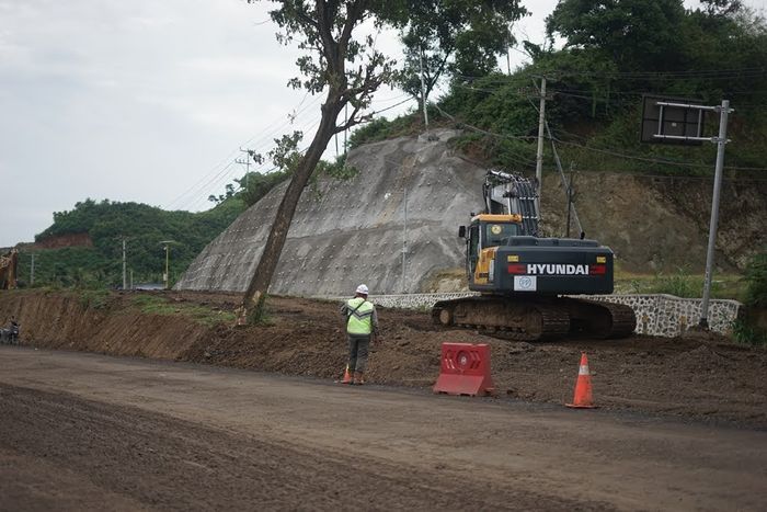 Pembangunan pelebaran jalan di depan sirkuit Mandalika.