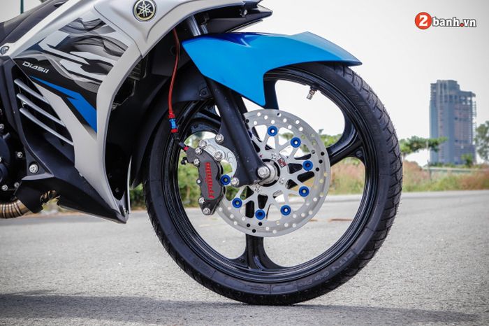 Kaki-kakinya memakai pelek palang tiga dan pengereman istimewa