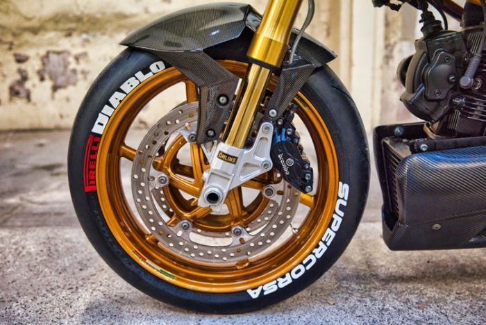 Suspensi diganti semua dengan shock Ohlins dan dilengkapi sepatbor karbon