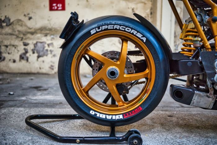 Peleknya tetap standar tapi mendapat repaint emas