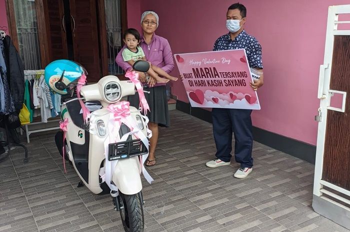 Keluarga Bapak Edo dan Yamaha Fazzio hadiah buat sang istri