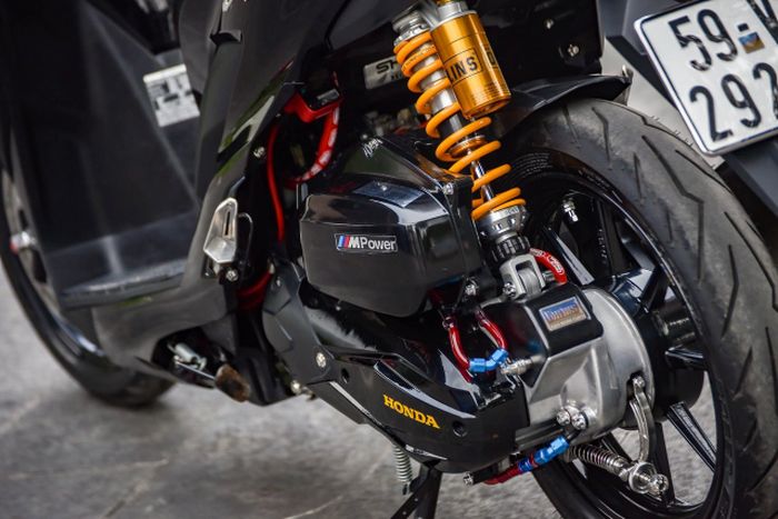 Suspensi belakang diganti dengan shock Ohlins