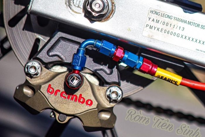 Rem belakang diberi kaliper Brembo dua piston