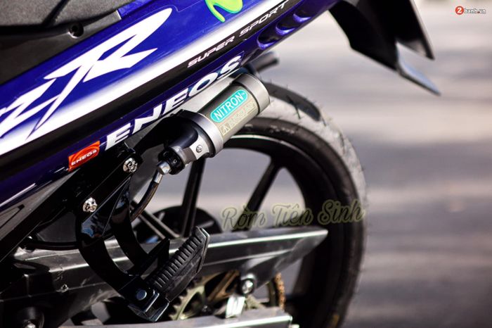 Suspensi belakang diberi shock Nitron