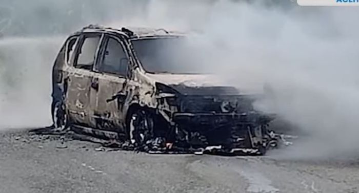 Kondisi akhir Nissan Livina X-Gear yang terbakar di kampung Burni Pase, Permatan, Bener Meriah, Aceh