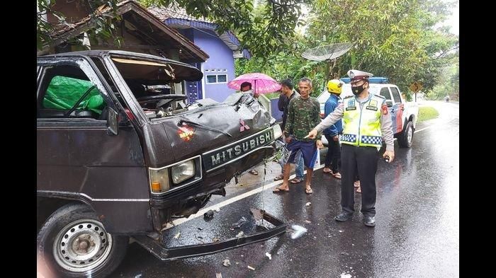 Kondisi Mitsubishi L300 usai kecelakaan di jalan raya Kadugede-Darma, Kuningan, Jawa Barat