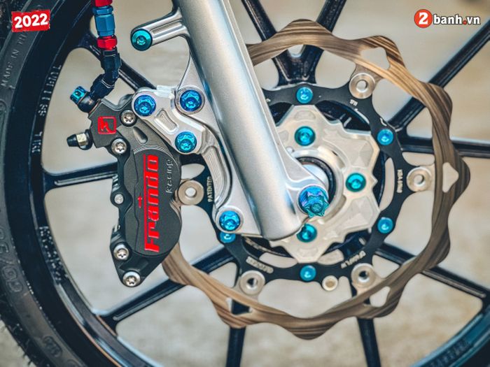 Pelek pakai Daytona dan pengereman dimaksimalkan