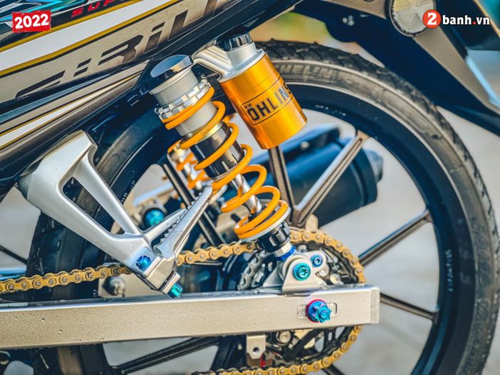 Suspensi belakang memakai shock Ohlins