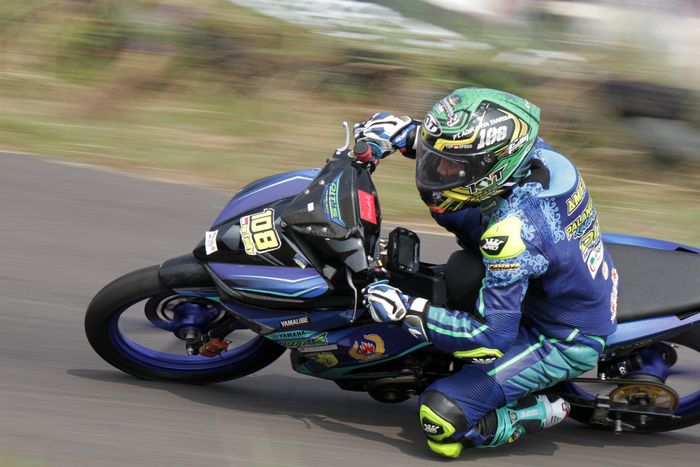 Fadly juga tetap bersama Dit's Racing dengan motor Yamaha MX-King di kancah motor bebek nasional.