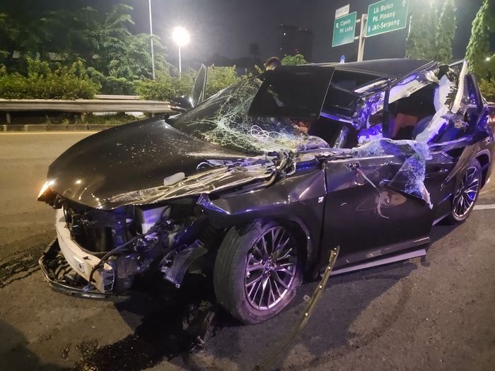 Satu unit mobil Lexus RX 350 alami kecelakaan