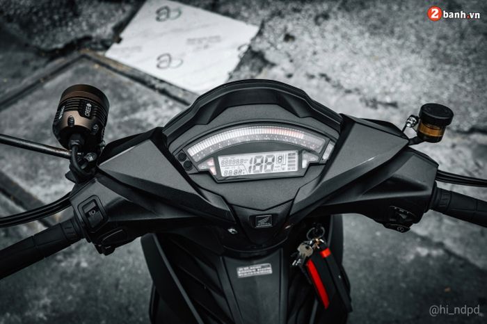 Panel instrumen diganti dengan model digital ala Kawasaki ZX-10R