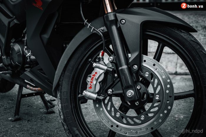 Kaki-kakinya mendapat pelek RCB dan pengereman istimewa