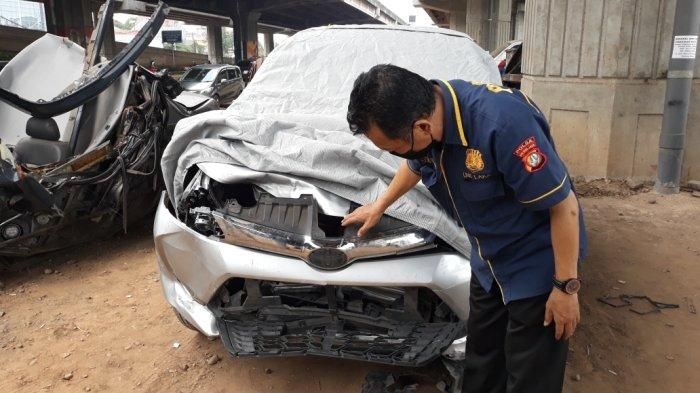 Toyota Avanza yang jadi barang bukti kasus tabrak tiga orang ngopi di Pulogadung, Jakarta Timur