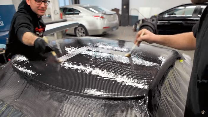 Begini proses pembuatan panel bodi Datsun 240z Fairlady dari bahan carbon fiber.