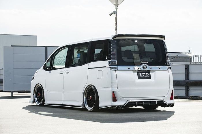 Tampilan belakang modifikasi Toyota Voxy memasok body kit minimalis