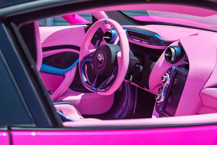 Tampilan kabin modifikasi McLaren 765LT dibikin nyentrik pakai warna Pink Magic