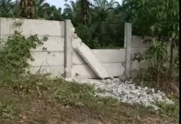 Pagar tol Pekanbaru-Riau yang dirobohkan Gajah Condet