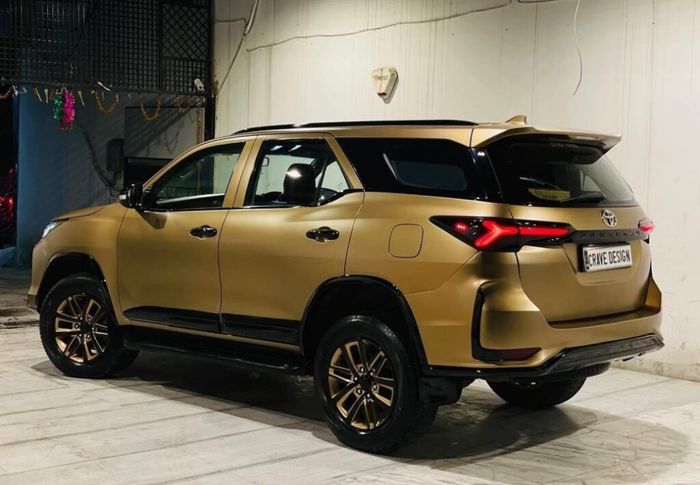 Baju luar Toyota Fortuner Legender Crave Design ini dilabur cat perunggu-emas custom 