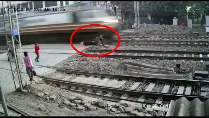 Pemotor yang panik langsung lompat dari motornya agar enggak dihantam kereta api yang lewat.