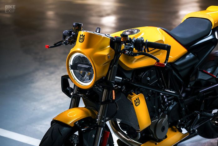 Ada bodykit baru seperti cover headlamp dan sayap mungil ala aero fairing sebagai tempat lampu sein