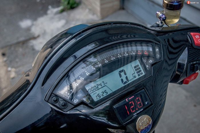 Panel speedometer diganti dengan model digital ala Kawasaki ZX-10R
