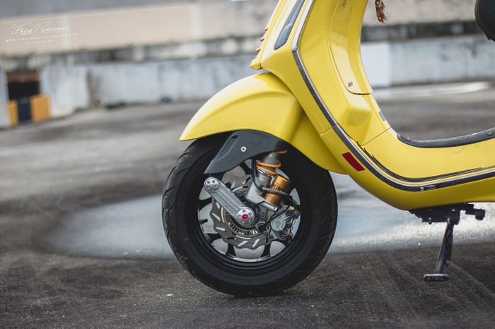 Kaki-kakinya mendapatkan pelek Maru's Factory, shock Ohlins dan pengereman Brembo