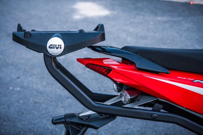 Ada aksesori tambahan berupa bracket box Givi