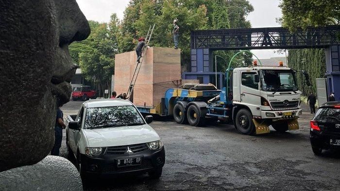 Pengepakan patung Jokowi mengendarai motor