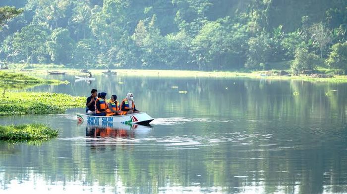 Ilustrasi danau indah di dekat camping ground Gunung Jae, Lombok Barat