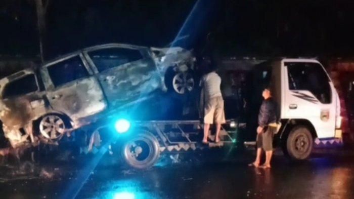 Nissan Livina terbakar