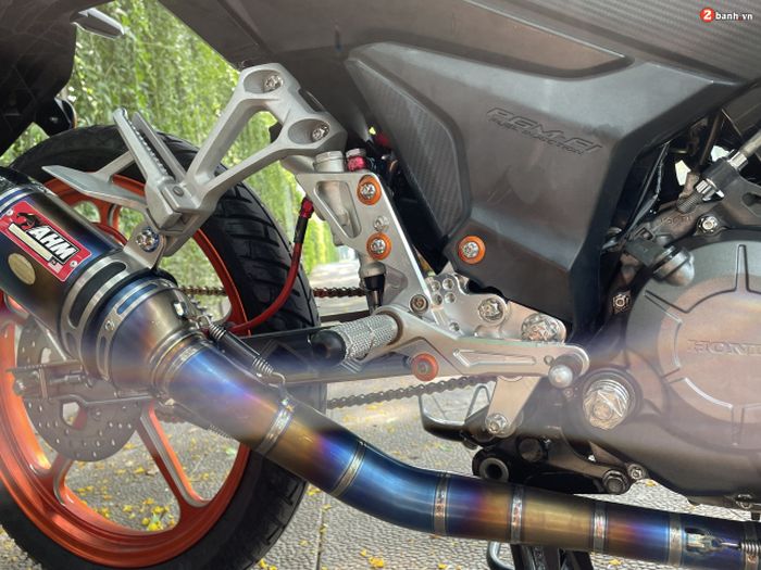 Sektor mesin diberi knalpot AHM titanium