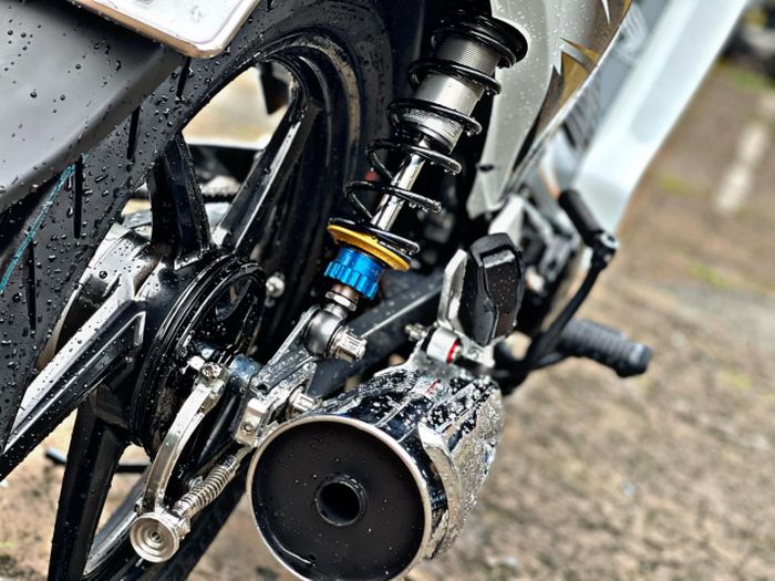 Rem belakang tetap tromol tapi dengan paha rem stainless steel