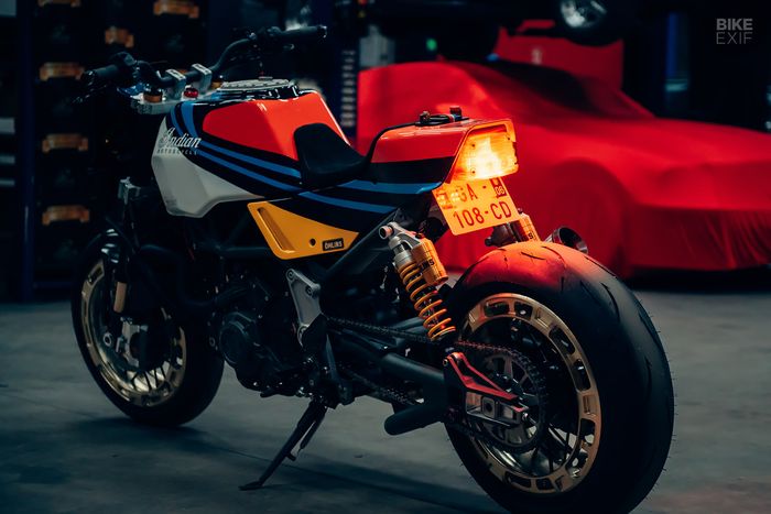 Buntutnya diberi stoplamp besar dari motor lawas