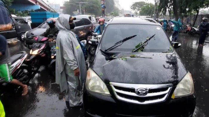 Kondisi kap mesin Daihatsu Xenia bolong usai ditembus ujung tiang lampu PJU di Jagir, Wonokromo, Surabaya