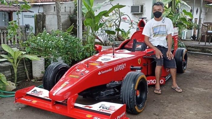 Latief Anggara Putra berpose bersama replika mobil F1 buatannya yang sempat dibawa ke sirkuit Mandalika