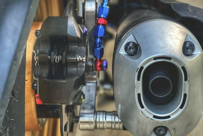 Rem belakangnya ada dua di sisi kanan cakram, di sisi kiri tromol