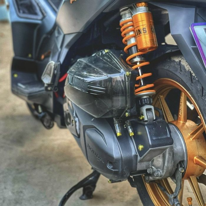 Suspensi belakang pakai shock Ohlins, paha rem tromol masih terpasang