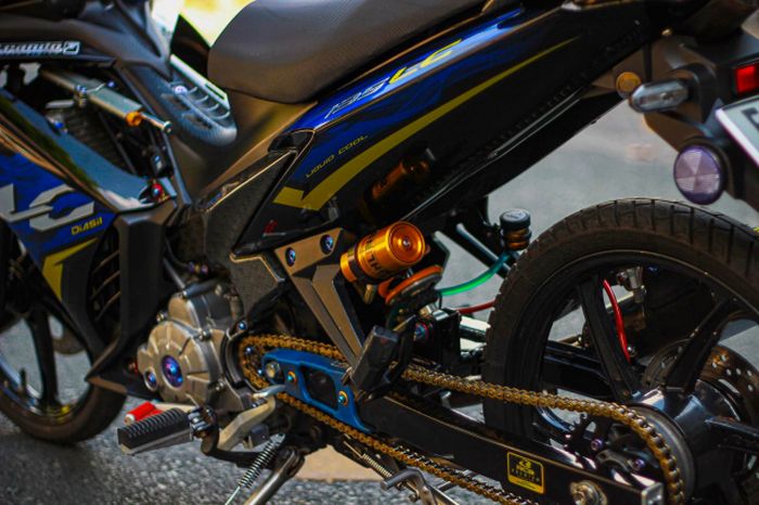 Suspensi belakang pakai shock Ohlins