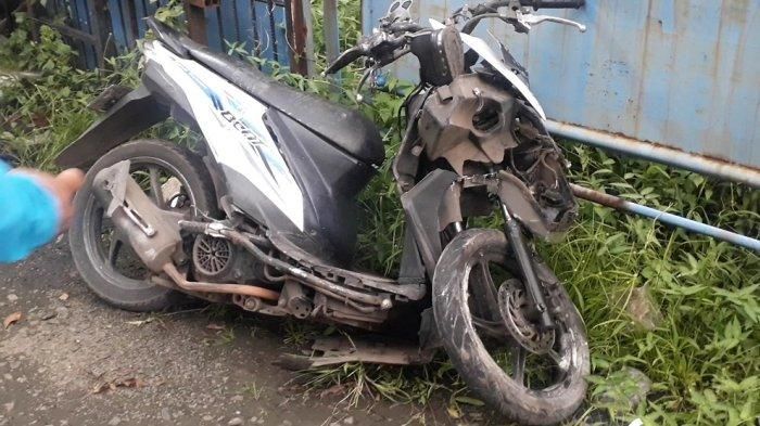 Kondisi Honda BeAT terburai usai diterjang mobil patroli Polisi di Sukaraja, Kabupaten Bogor, Jawa Barat