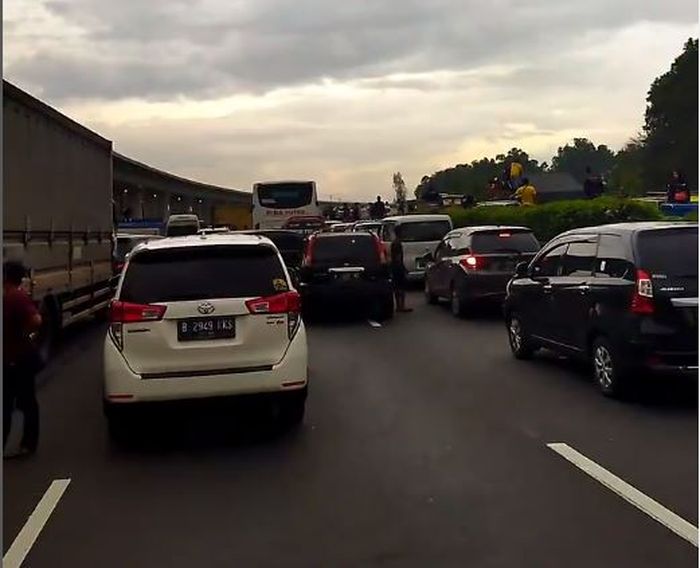 Imbas unjuk rasa ratusan sopir truk bikin ruas tol Purbaleunyi macet