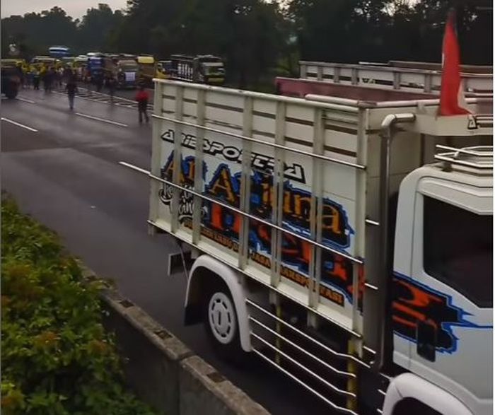 Ratusan sopir truk unjuk rasa di ruas tol Purbaleunyi