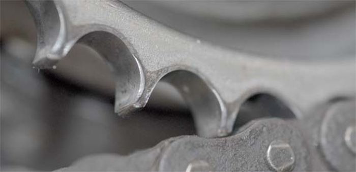 Patokan gir aus lebih jelas di area lekukan antar mata