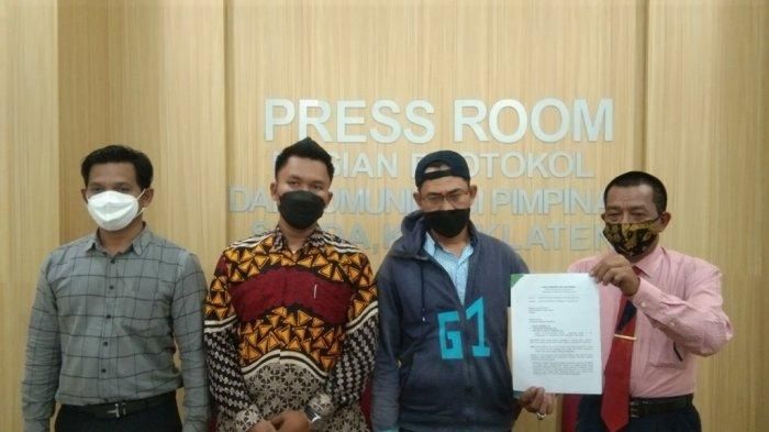 Ismail (dua kanan) didampingi Kuasa Hukumnya saat di Press Room Pemkab Klaten, Rabu (23/2/2022). 