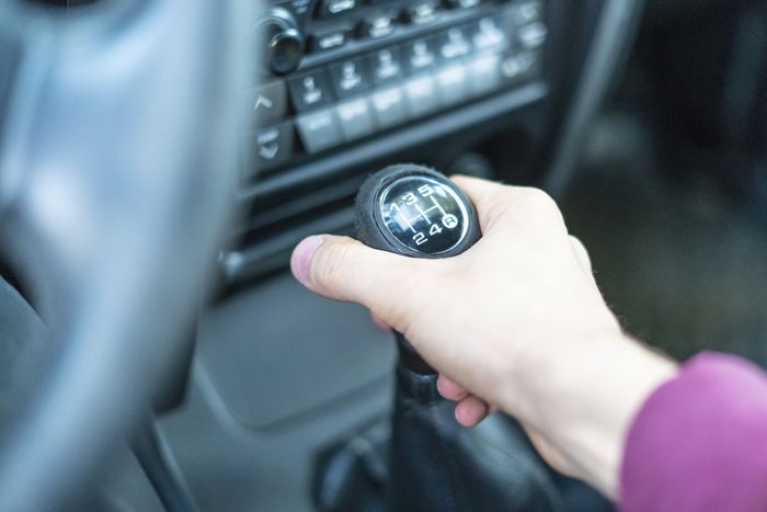 Tips mengendarai mobil manual ditanjakan.