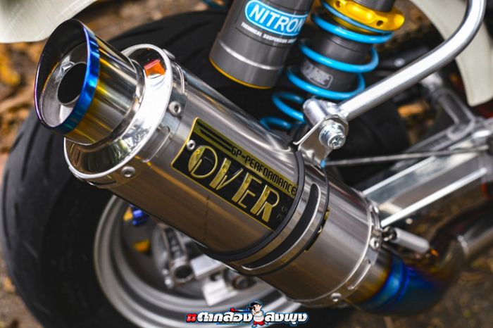 Area mesin mendapatkan knalpot Over Racing