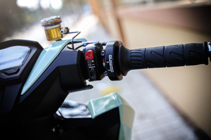 Disematkan juga sebuah gas spontan dan saklar-saklar Domino