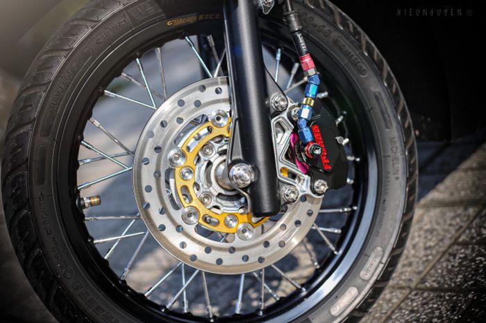 Kaki-kakinya memakai pelek Excel dan pengereman istimewa