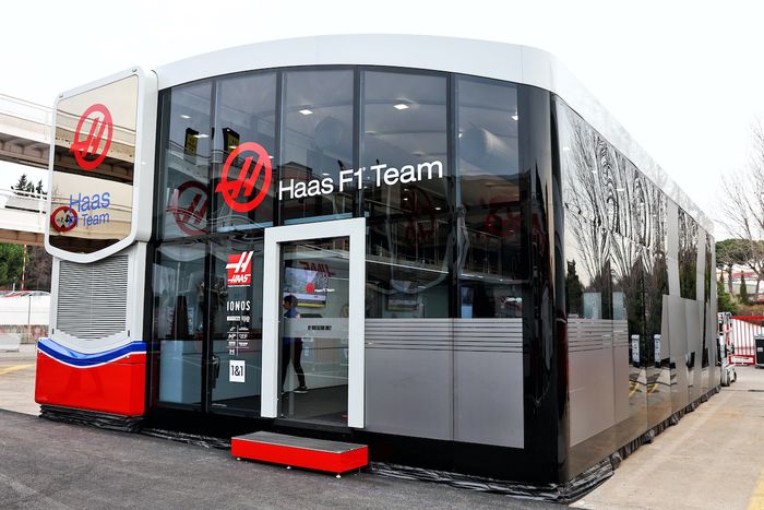 Hospitality tim Haas setelah logo Uralkali dihilangkan