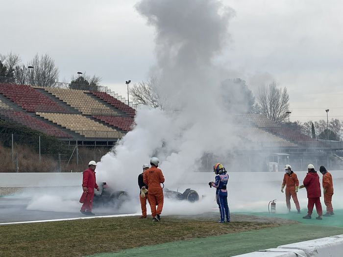 Mobil Fernando Alonso mengeluarkan asap
